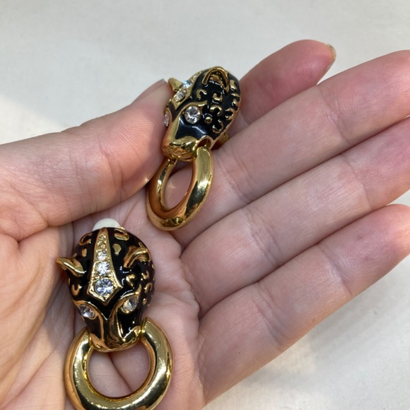 Kenneth J Lane GOLD BLACK ENAMEL CLIP EARRINGS | Panthère Classic 1980's Panther - Picture 2 of 13